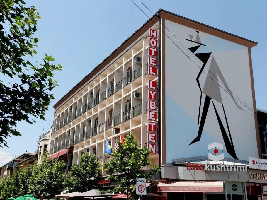 Das Hotel Lybeten an einer baumgesäumten Straße im Zentrum von Ferizaj.