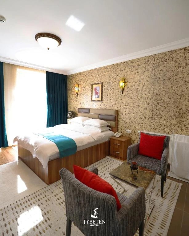 Ein Doppelzimmer im Hotel Lybeten mit Sitzecke.